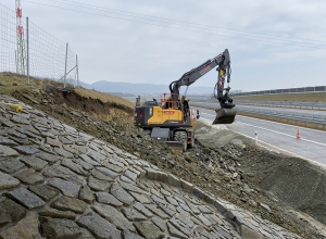 Oprava sesunutého svahu D1