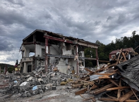 Demolice autosalonu AUTO ESA Karlovy vary